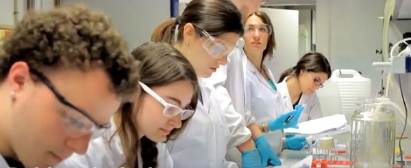 Estudiants als laboratoris de la Facultat de Ciències de la UdG