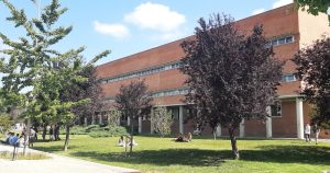 La UAB ofereix visites presencials o online del professorat a instituts, col·legis i ajuntaments