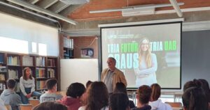 El professorat de la UAB visita, presencialment o virtualment, els centres de secundària